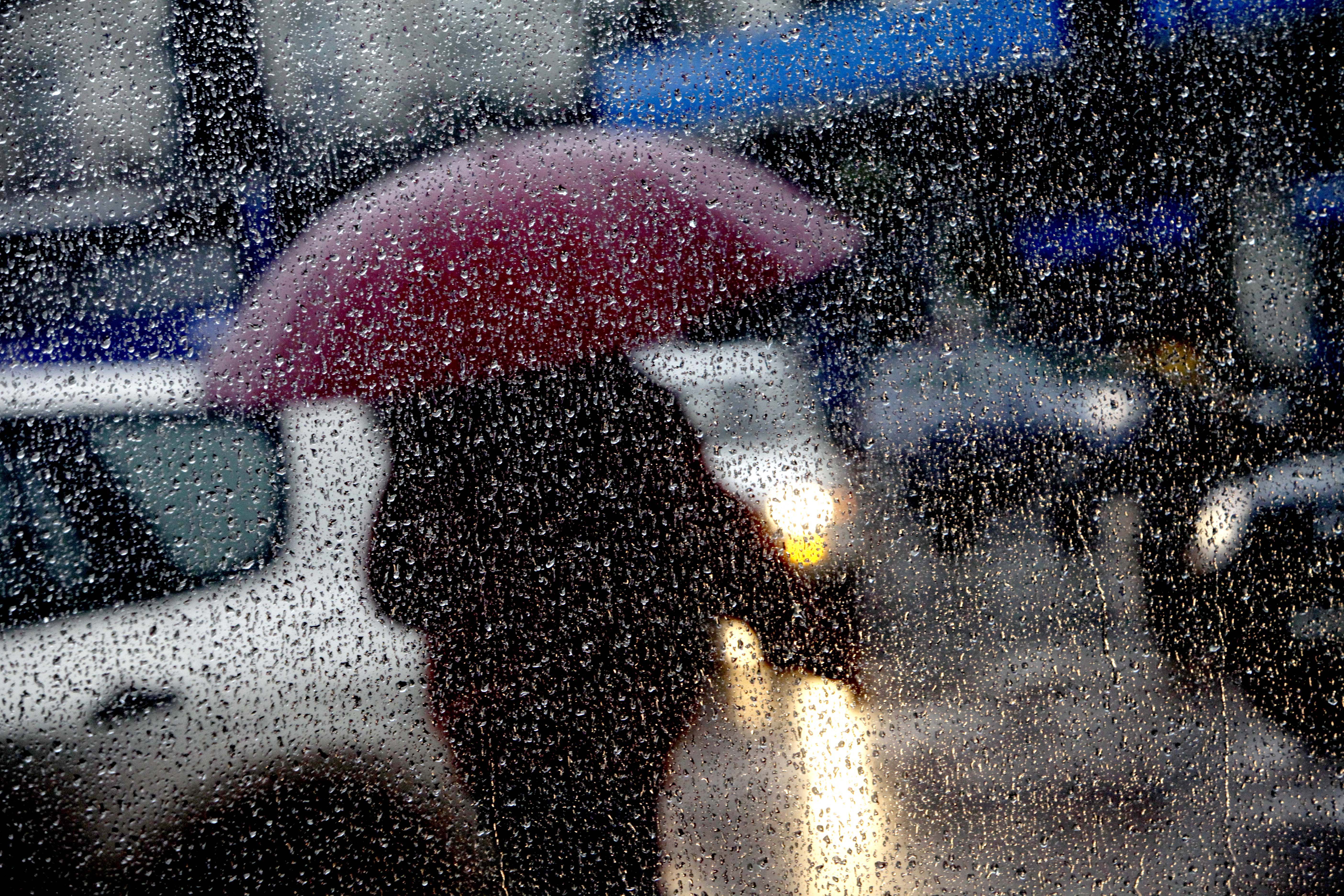 ¿Lluvia en Santiago para el Día del Padre? Revisa cuándo podría llegar sistema frontal a la RM