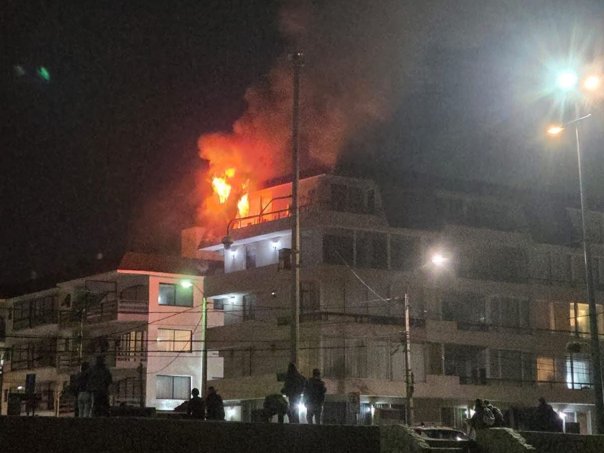 Incendio estructural afecta a departamento en el quinto piso de un edificio en pleno centro de Reñaca