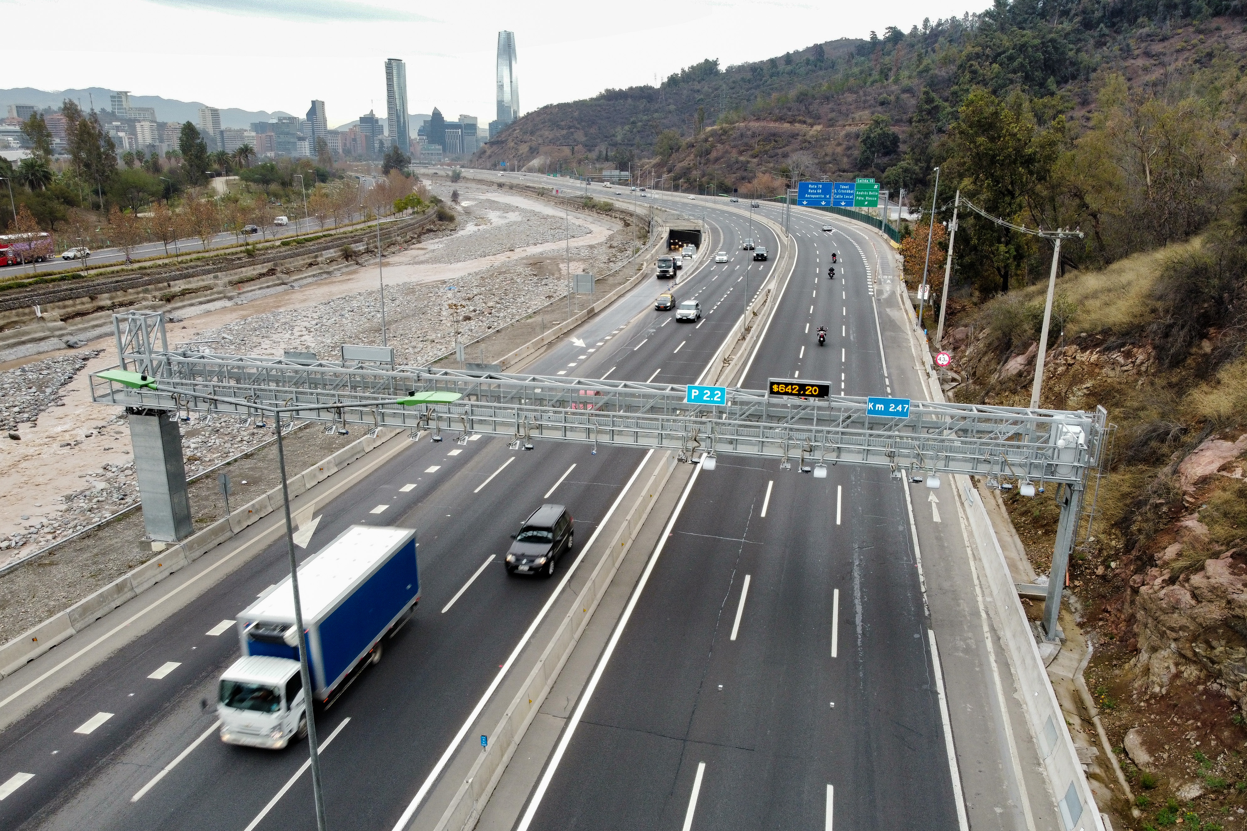 Identifican a responsable de caída de fierro en Costanera Norte: dejó a 18 autos afectados