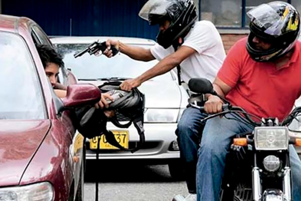 Hombre es baleado por motochorros tras resistirse al robo de su celular en pleno centro de Santiago