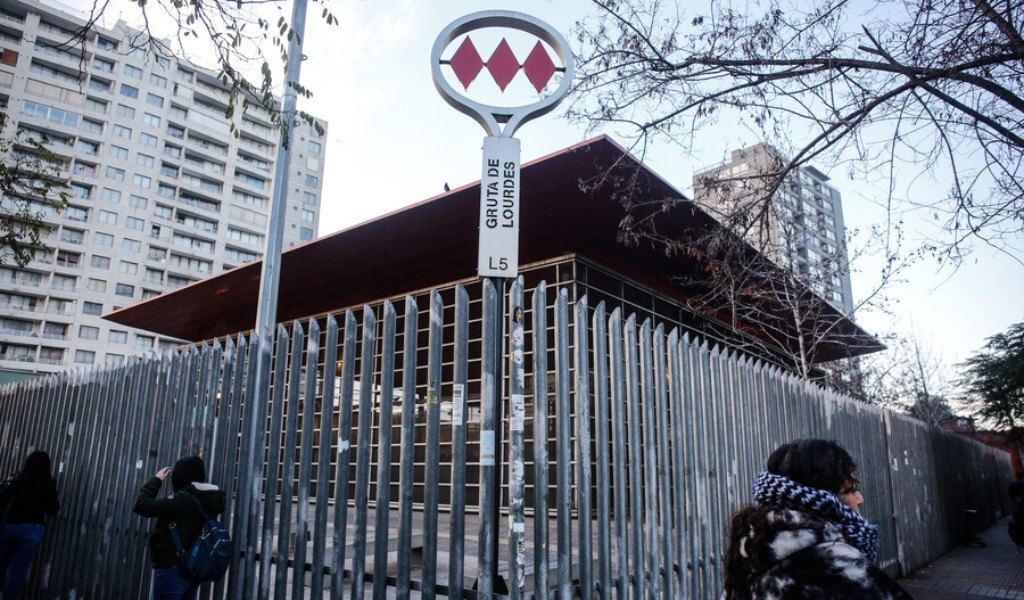 Metro de Santiago suspende servicio en estaciones de Línea 5 por persona en la vía: así funciona el servicio hoy sábado