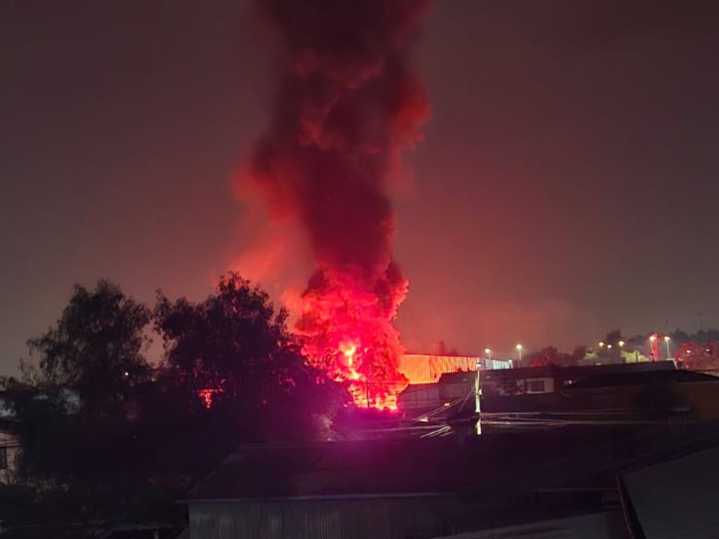 Incendio en acopio de neumáticos en Cerrillos cumple más de 24 horas sin ser apagado