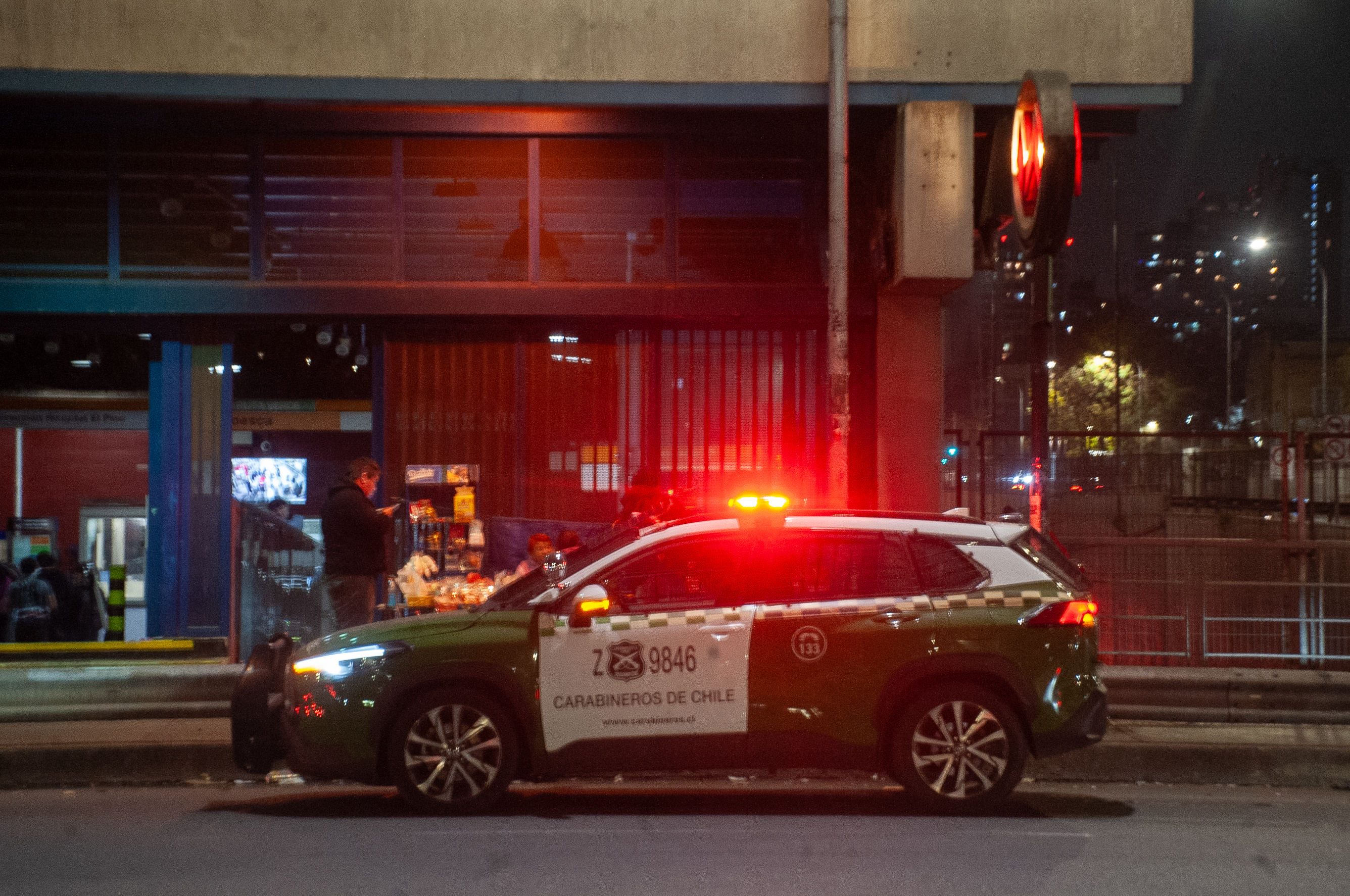 Controles de identidad y de autos: El sorpresivo despliegue policial de Carabineros en el Metro de Santiago