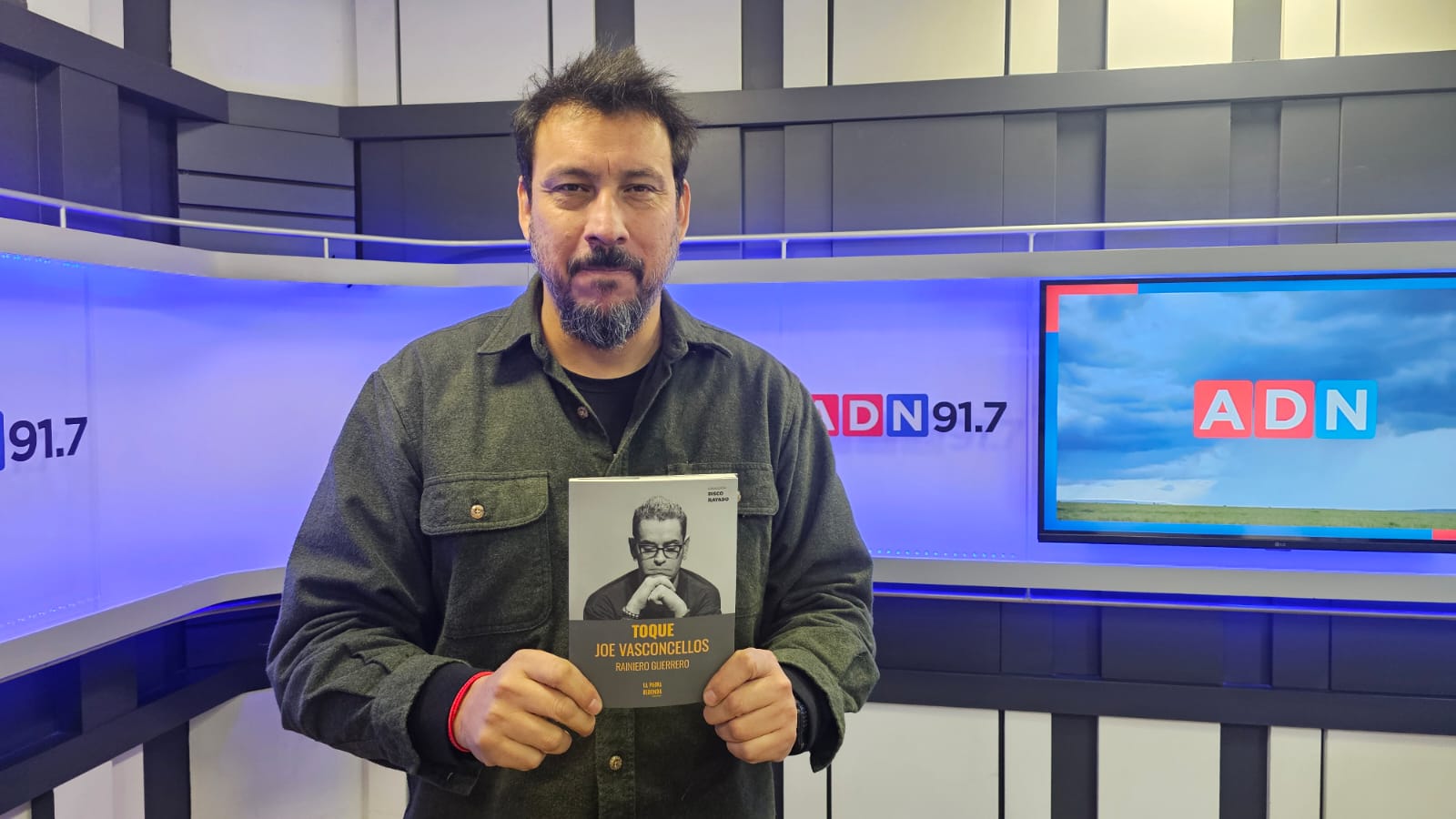 “Toque”: el libro que reconstruye la historia detrás de uno de los discos clave de la música chilena