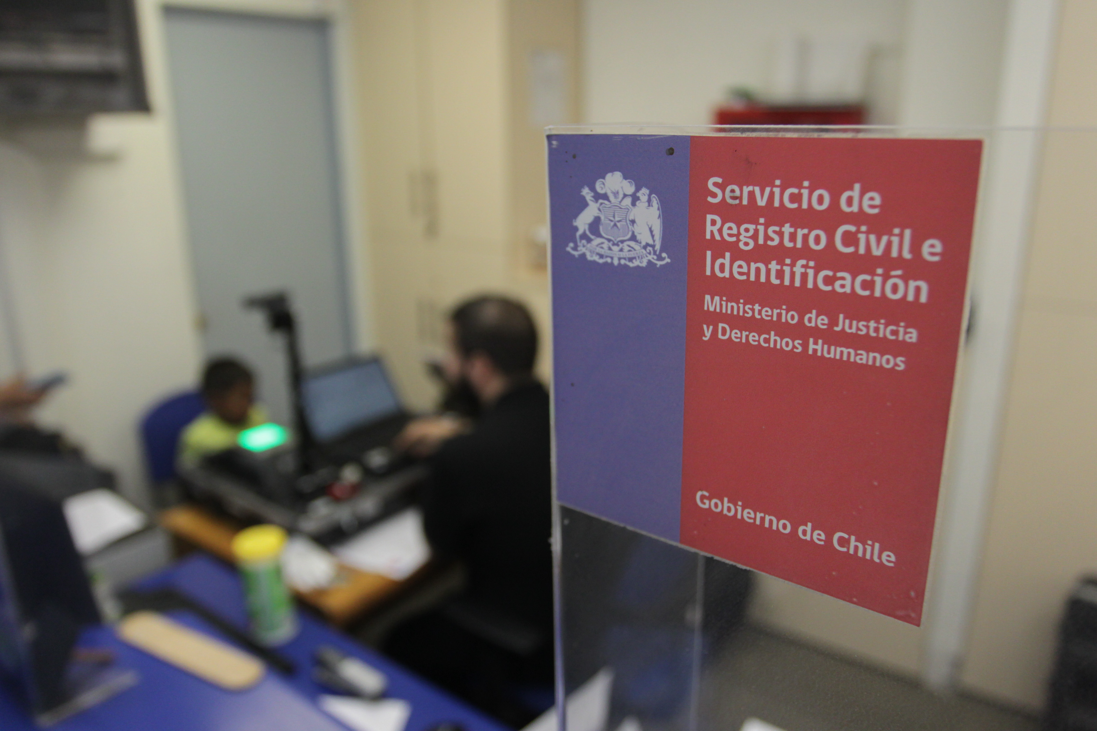 Masivo error del Registro Civil: Entregó cédulas con residencia definitiva a 14 mil extranjeros con estatus temporal