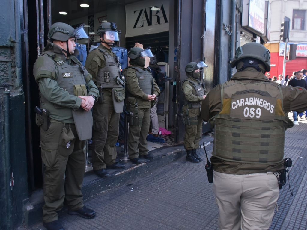 Operativo policial en Barrio Meiggs: allanan locales por presunta venta de productos falsificados
