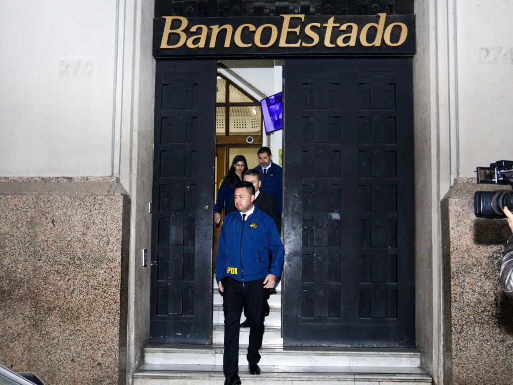 PDI realiza diligencias en sucursal de BancoEstado en Santiago Centro por investigación del Tren de Aragua