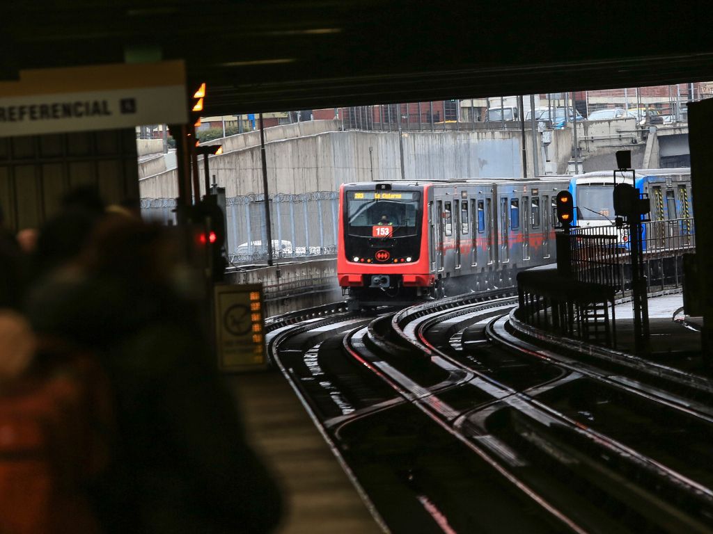 Metro activa plan por lluvias en Santiago: trenes circulan con velocidad reducida en dos líneas