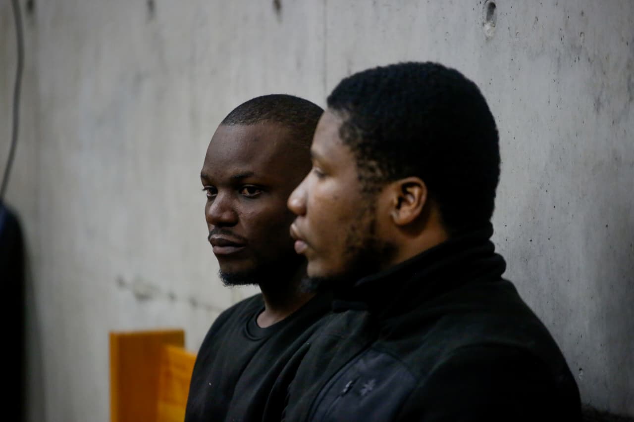 Pasos ilegales, agencias fachada y ganancias millonarias: esto se sabe de los dos formalizados por tráfico de menores haitianos