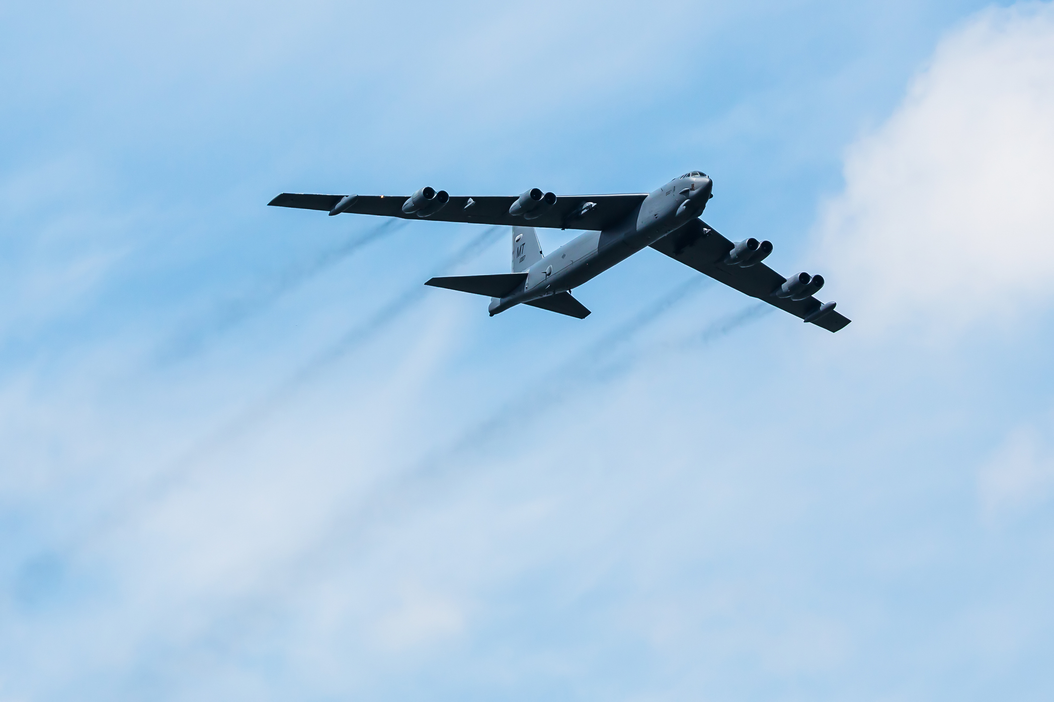 Las imágenes del bombardero B-52 que se estrelló tras despegar en una base aérea de California