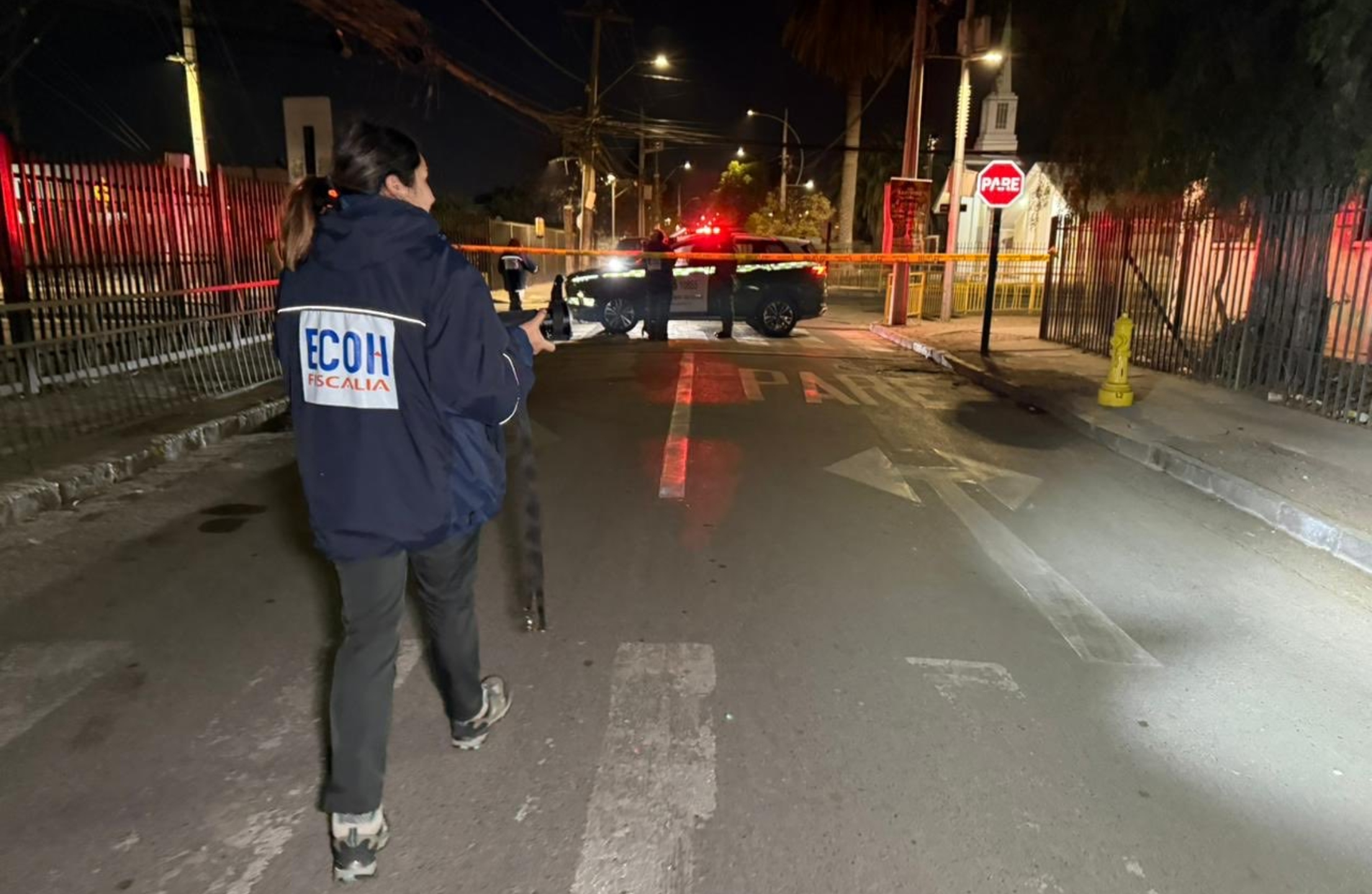 Hombre queda en riesgo vital tras ser atacado a balazos mientras esperaba a su pareja en un auto en Lampa