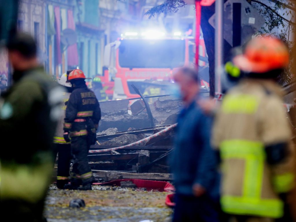 Suspenden clases en cuatro colegios de Santiago Centro tras incendio y presencia de humo