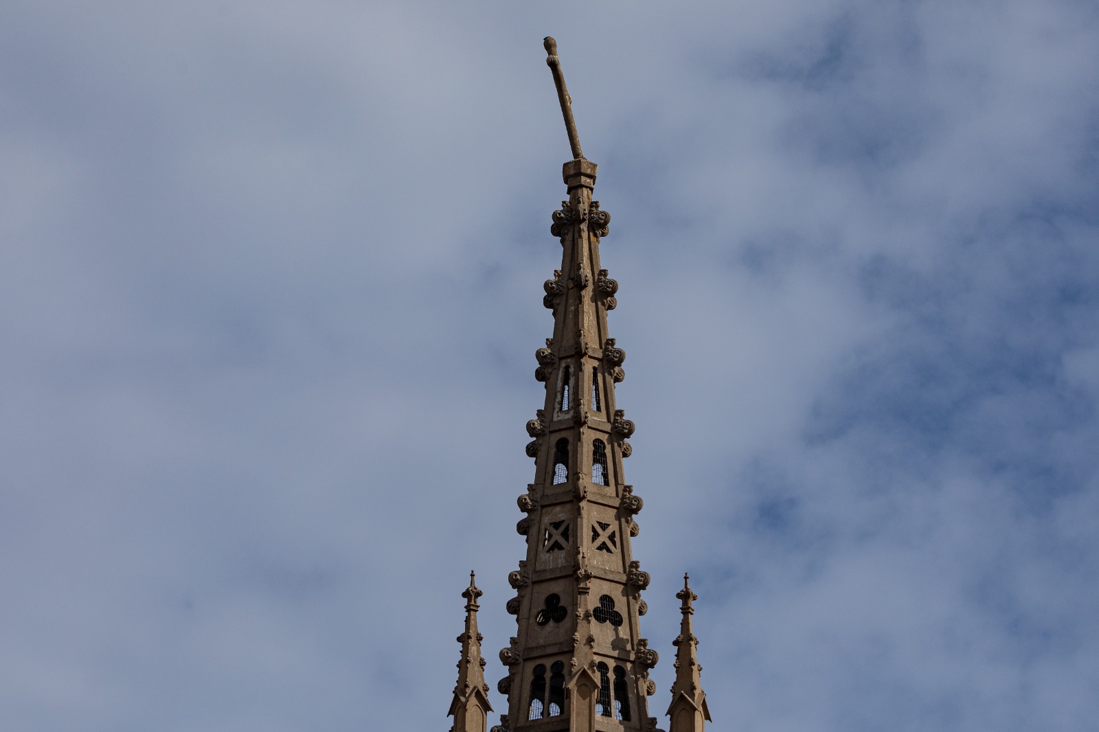 Preocupación en Viña del Mar: cruz de histórica iglesia aparece doblada y con riesgo de caída