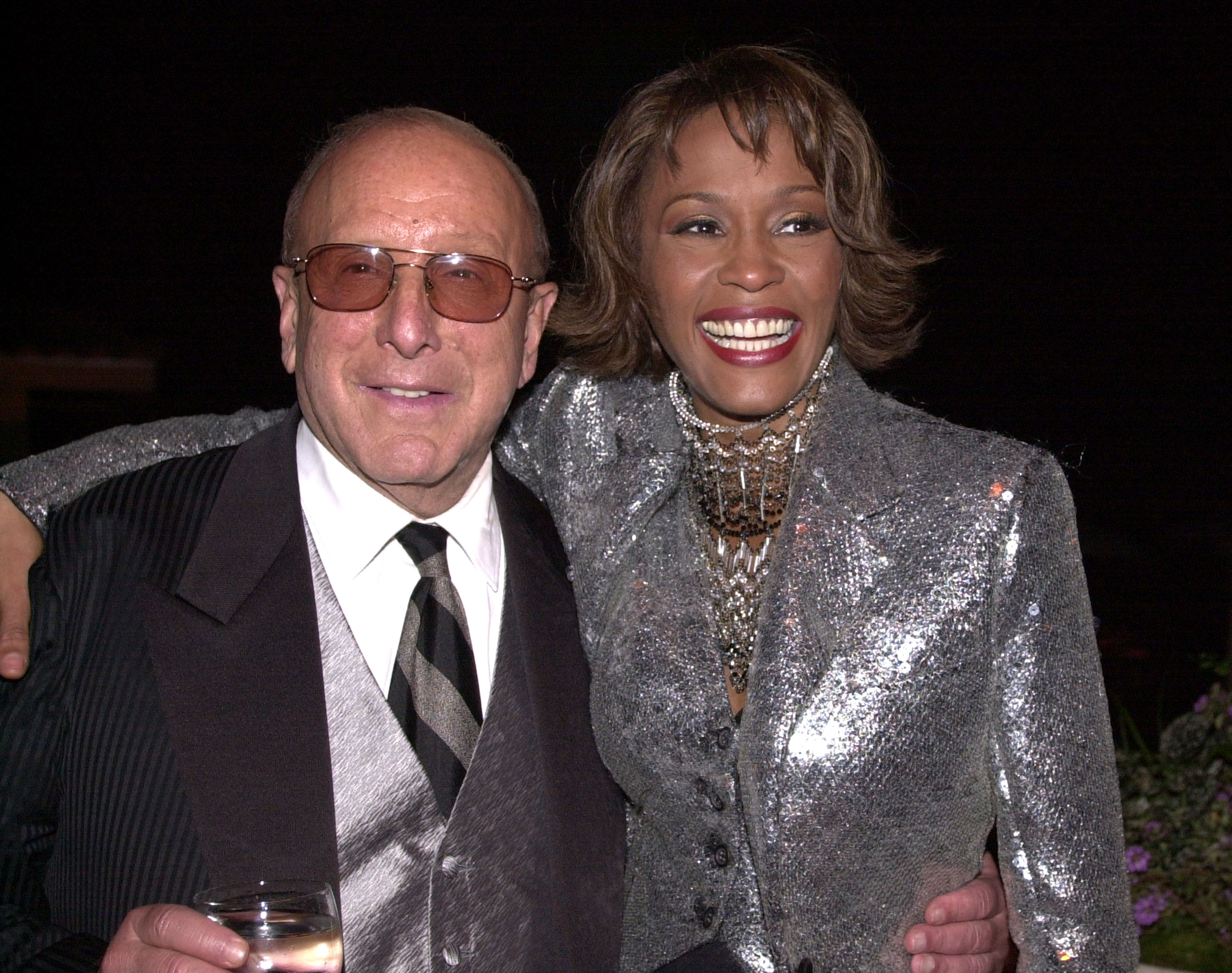 La música pierde a uno de sus grandes: muere Clive Davis, el hombre detrás del éxito de Whitney Houston, Bruce Springsteen y Alicia Keys