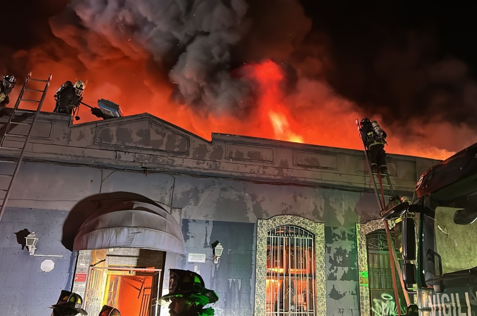 Suspenden clases en colegio de Santiago por incendio que provocó derrumbe de casa de tres pisos