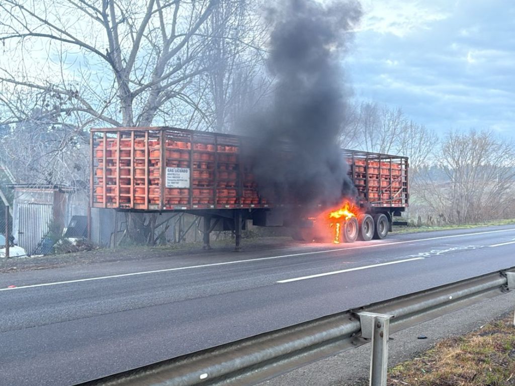 Emergencia en la Ruta 5 Sur: incendio de camión con cilindros de gas provoca corte de tránsito a la altura de Bulnes