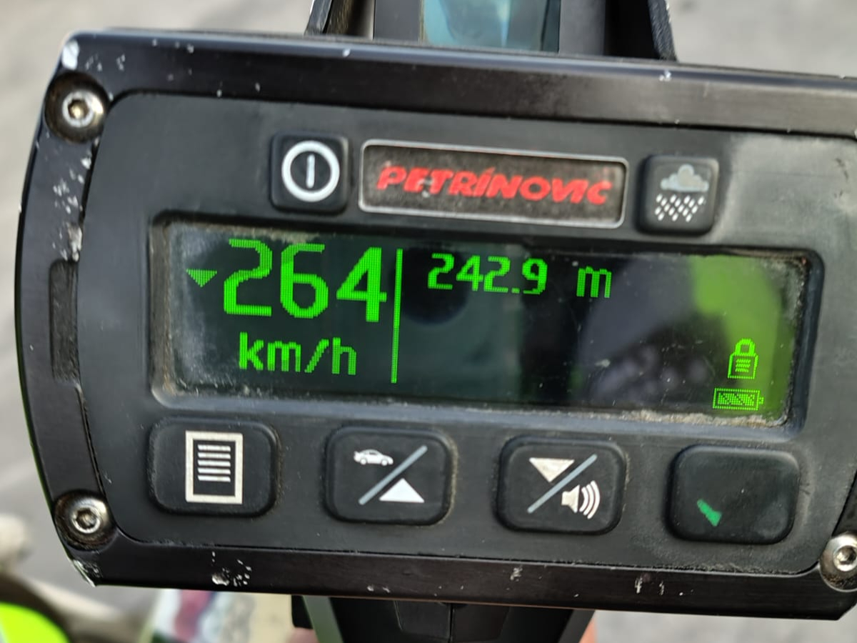 Conductor que fue sorprendido a 264 km/h quedó en libertad y no se le quitó la licencia: las penas que arriesga