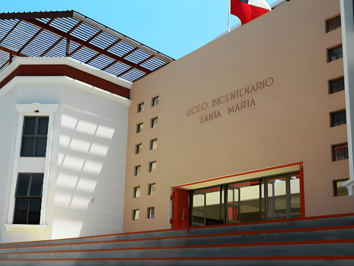 Estudiante de 12 años resulta lesionado tras caída de altura en liceo Bicentenario de Iquique