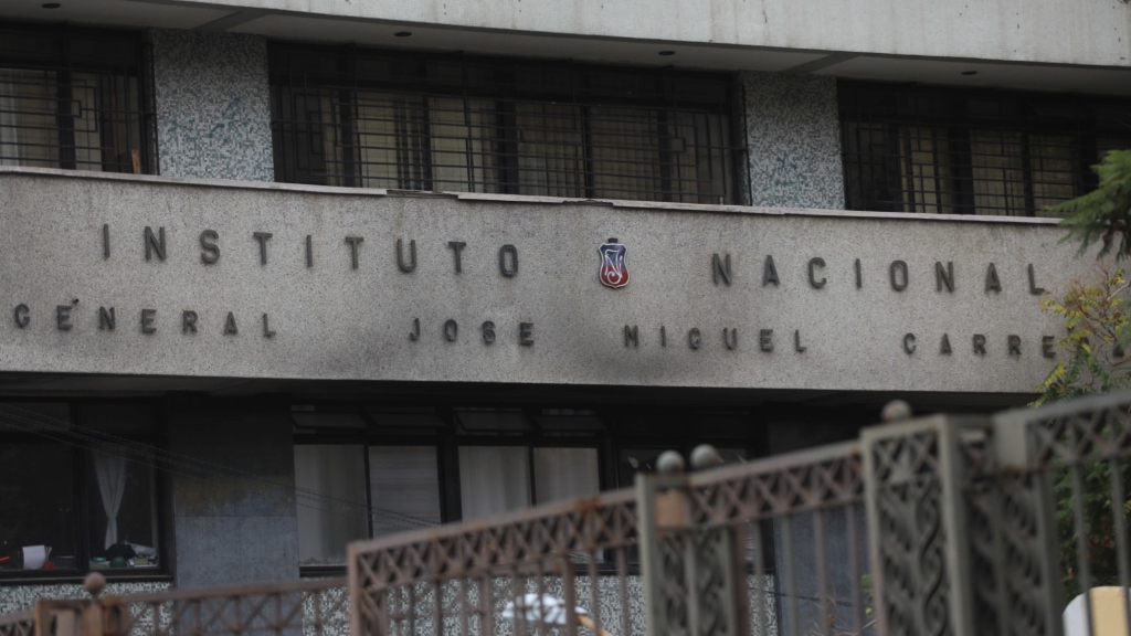 Instituto Nacional suspende clases tras recibir amenazas de eventual tiroteo para hoy viernes
