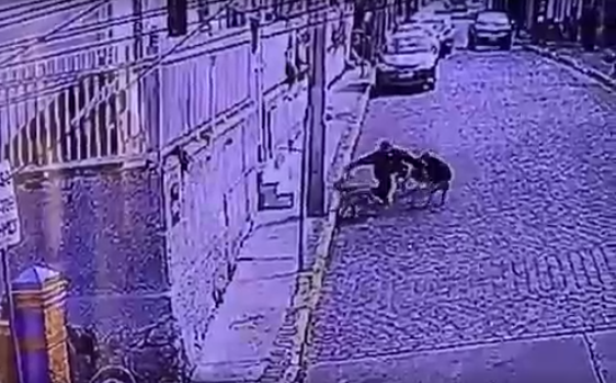 Registro muestra brutal ataque de jauría a un turista en cerro Concepción de Valparaíso