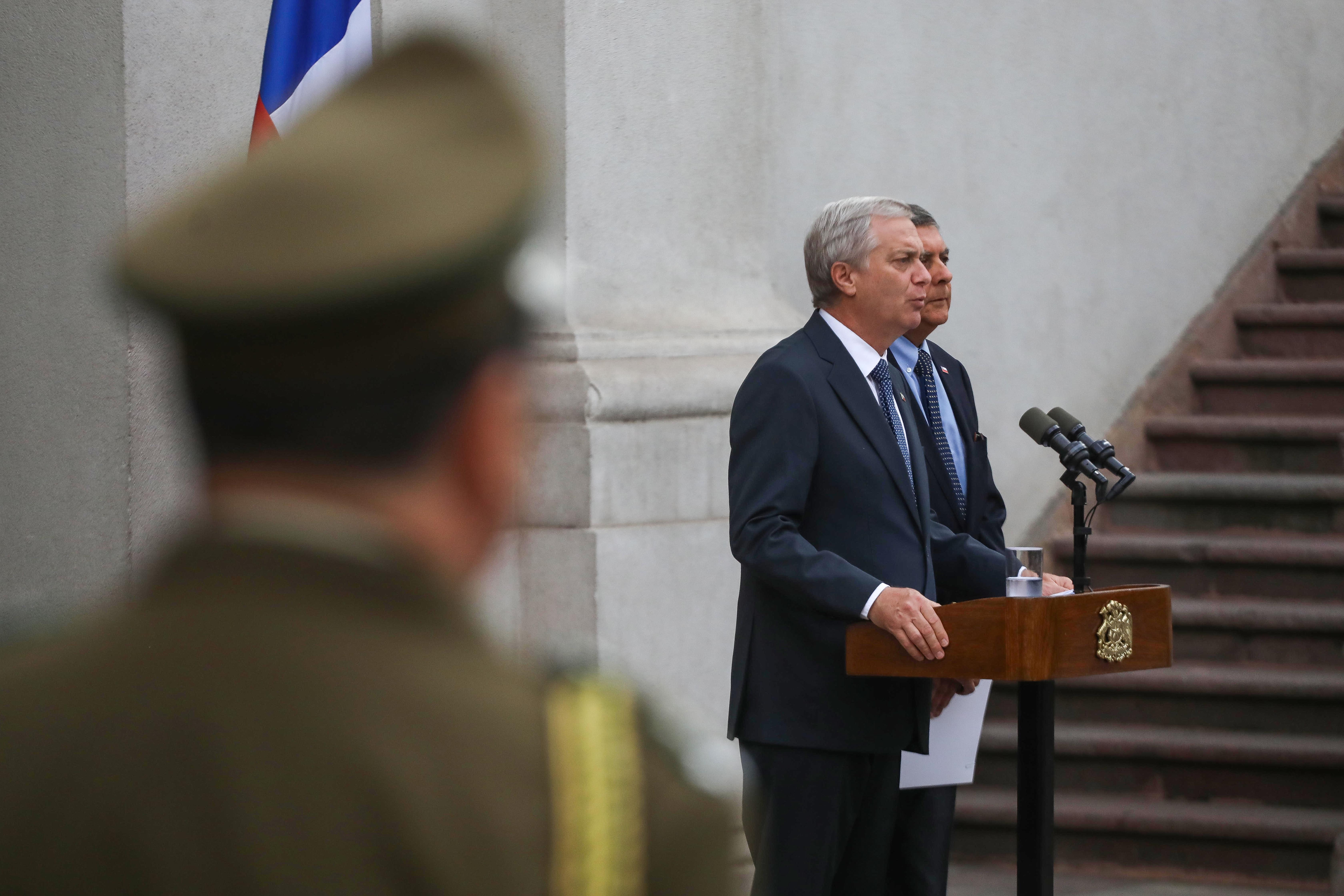 Gobierno anuncia que dará urgencia a proyectos que fortalecen Carabineros en medio de polémica por Ley Nain-Retamal