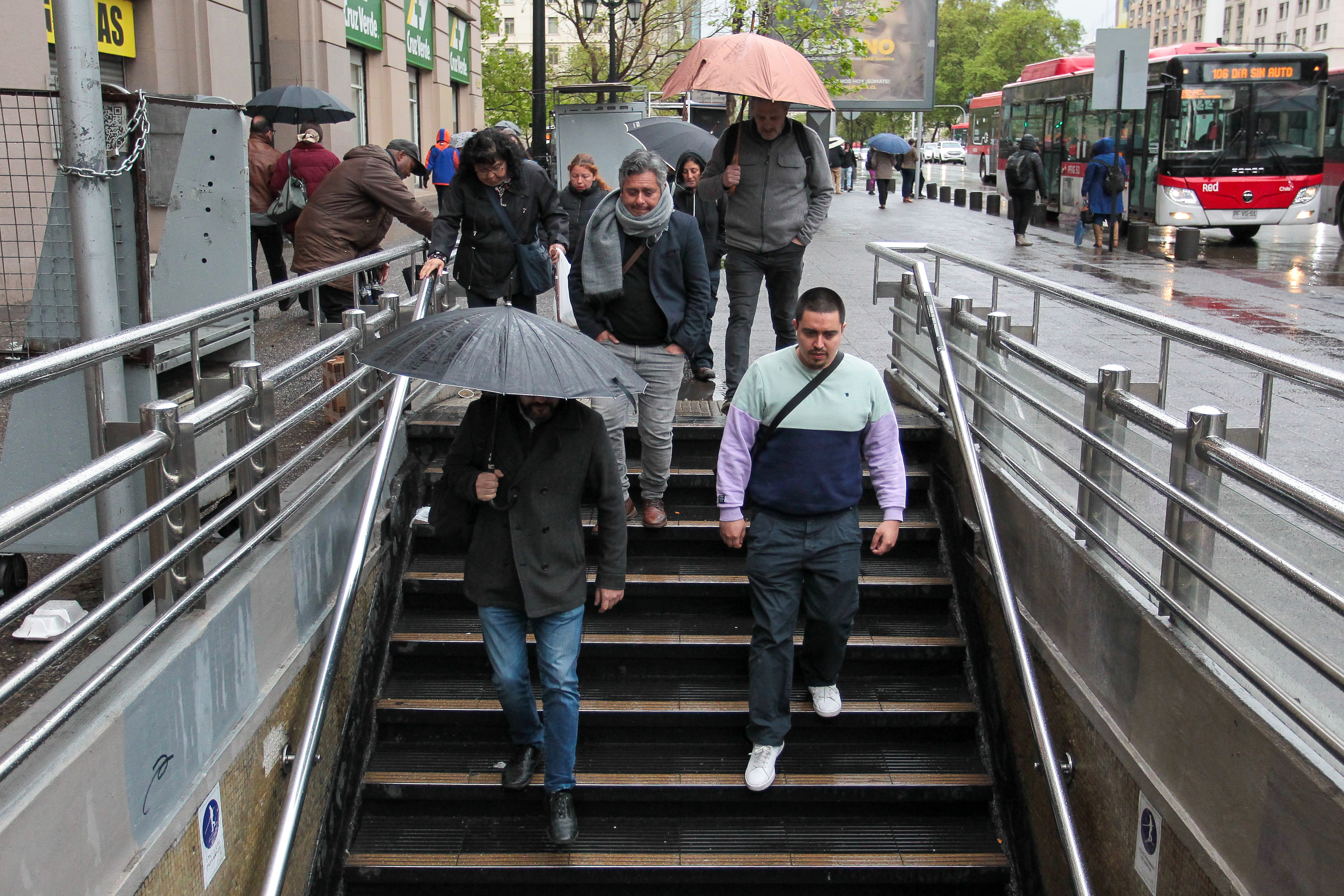 Vuelve la lluvia a Santiago: este es el “día clave” en que habrá precipitaciones en la capital