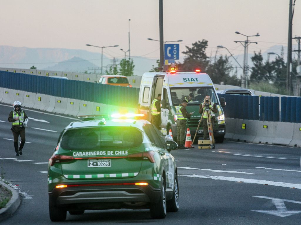 Grave accidente en Cerrillos: Carabinero motorista termina con múltiples fracturas tras violento choque frontal