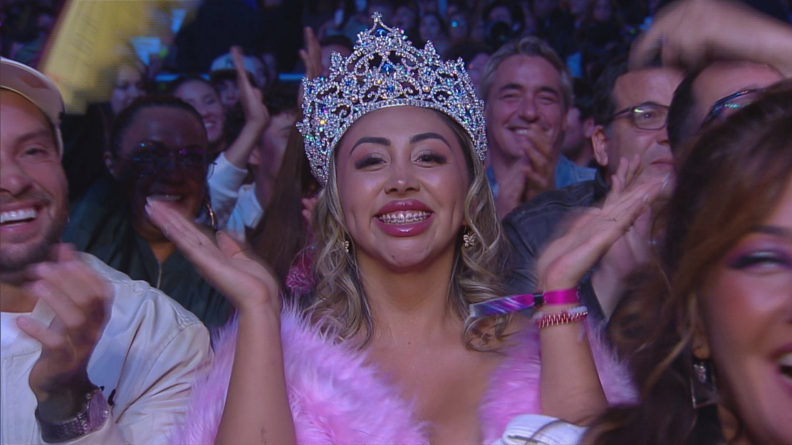 Fue con su corona y todo! Naya Fácil recibe ovación en el cierre del  Festival de Viña 2024 | ADN Radio