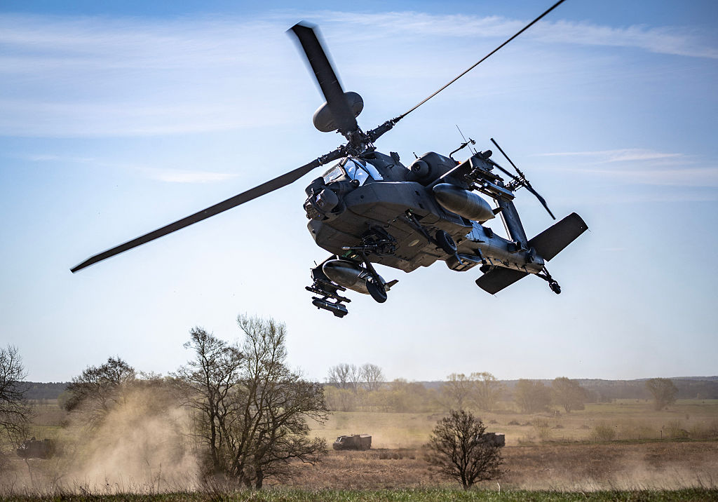 Helicóptero de EE. UU. se estrella cerca del estrecho de Ormuz: despliegue tecnológico permitió el rescate de los pilotos