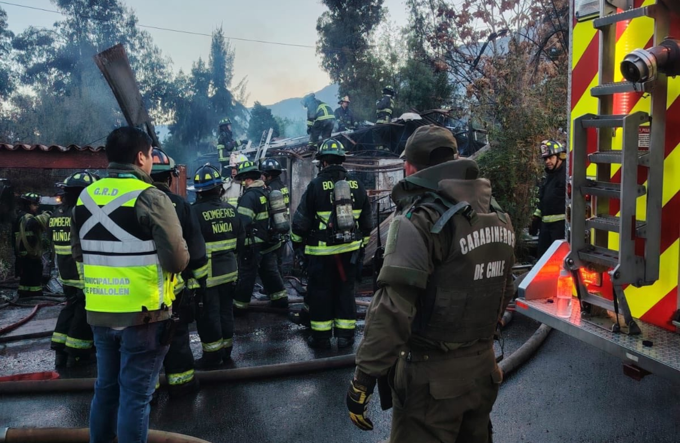 Video muestra dramático rescate de bebé de 1 año atrapado en incendio en La Pintana