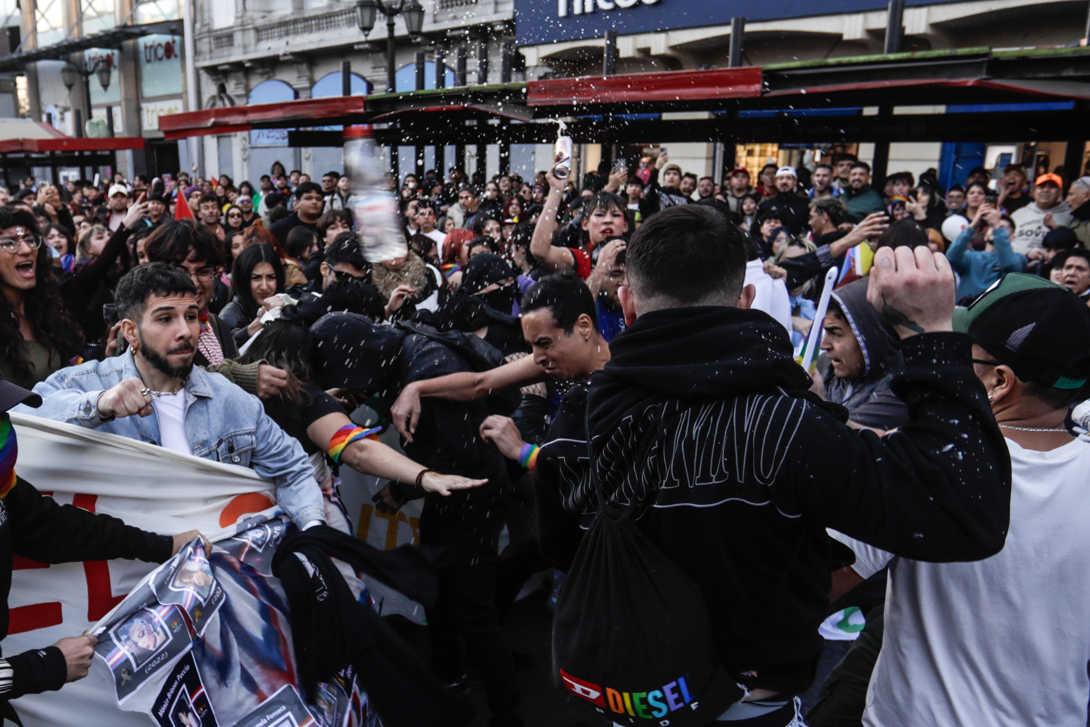 Tensión en la Marcha del Orgullo 2026: registran pelea entre grupo de disidencias sexuales e integrantes del Movilh