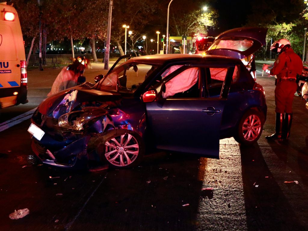 Accidente de tránsito deja tres heridos en el centro de Santiago: choque se habría generado por corte de luz
