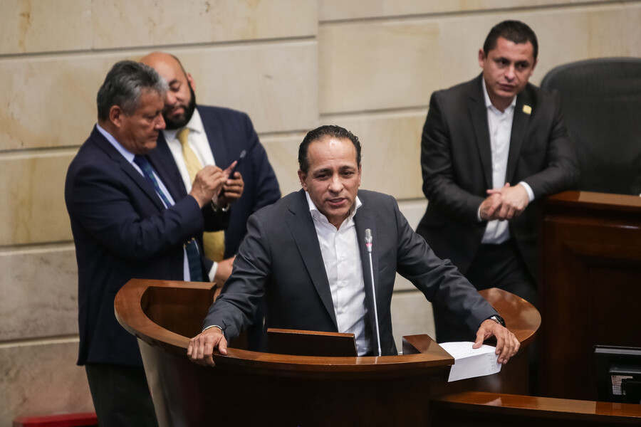 Se agudiza la crisis en el Polo: Alexander López renuncia a la Presidencia del partido