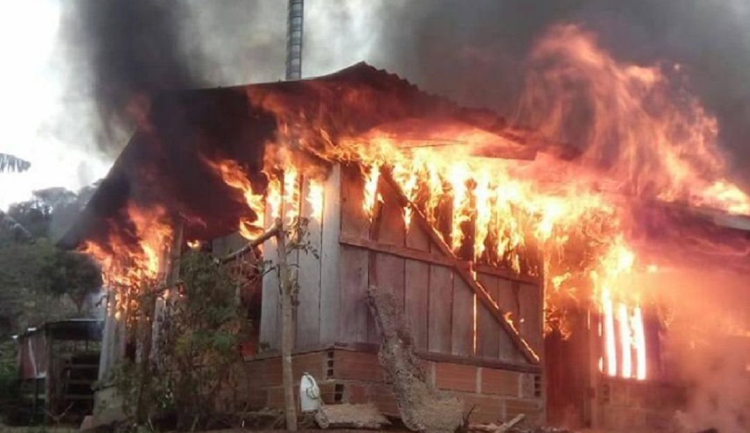 incendio consumió tres casas en Sonsón ocasionado por una veladora Tres casas  quemadas por una veladora en Sonsón : Tres casas quemadas por una veladora  en Sonsón