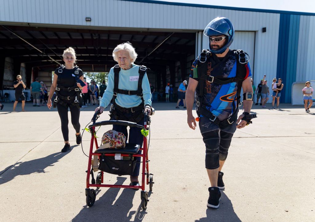 La historia de Dorothy Hoffner, mujer de 104 años que saltó desde 4.000 metros de altura
