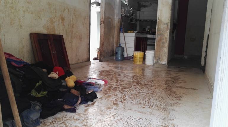 Lluvias causan deslizamientos, casas inundadas y vías bloqueadas en  Villatina