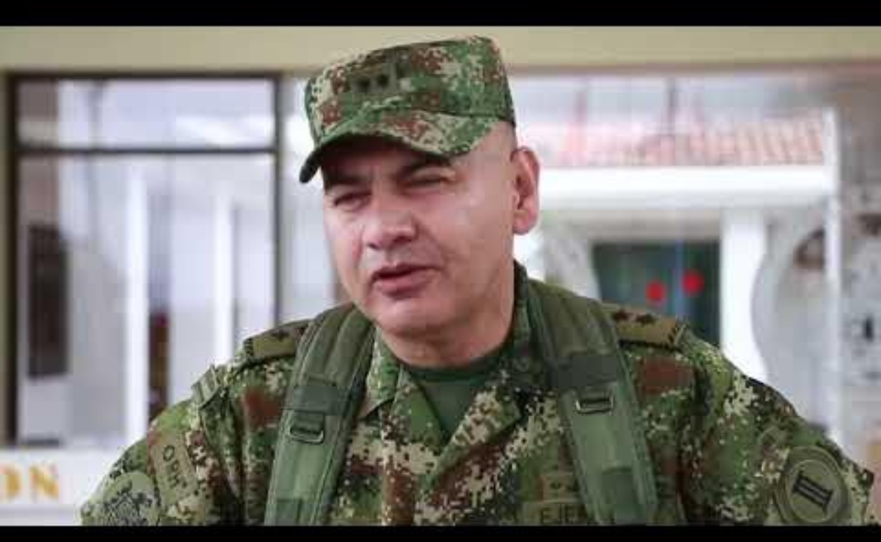 General Rojas asegura que denuncias por acoso sexual y vínculos con grupos son “montajes”