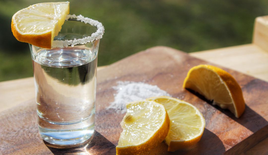 Tequila, limón y sal: significado y cómo tomarlo ¿Por qué el tequila se  toma con limón y sal? ¿Qué debe ir antes y después? : ¿Por qué el tequila  se toma con