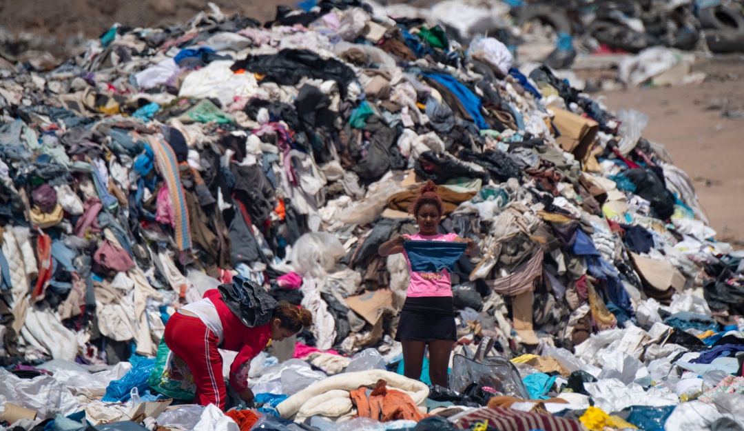 Contamniación ropa De la moda, a la basura: ¿Qué hacer con la ropa que ya  no usamos? : De la moda, a la basura: ¿Qué hacer con la ropa que ya no