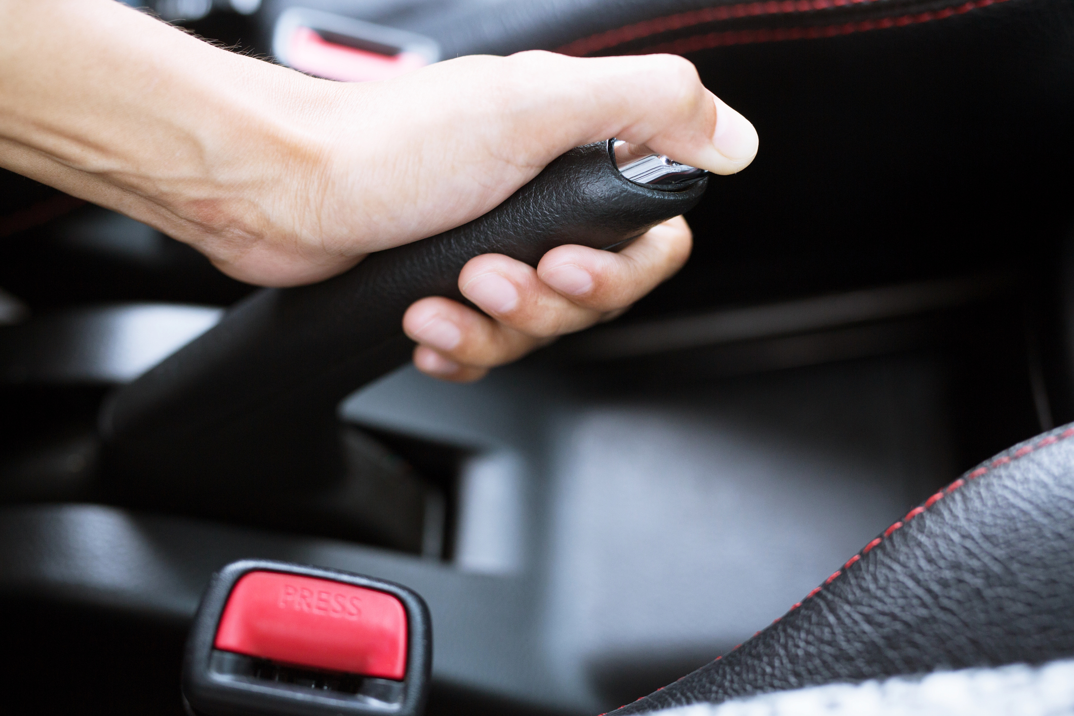 Poner el freno de mano de un carro sin oprimir el botón puede dañarlo?