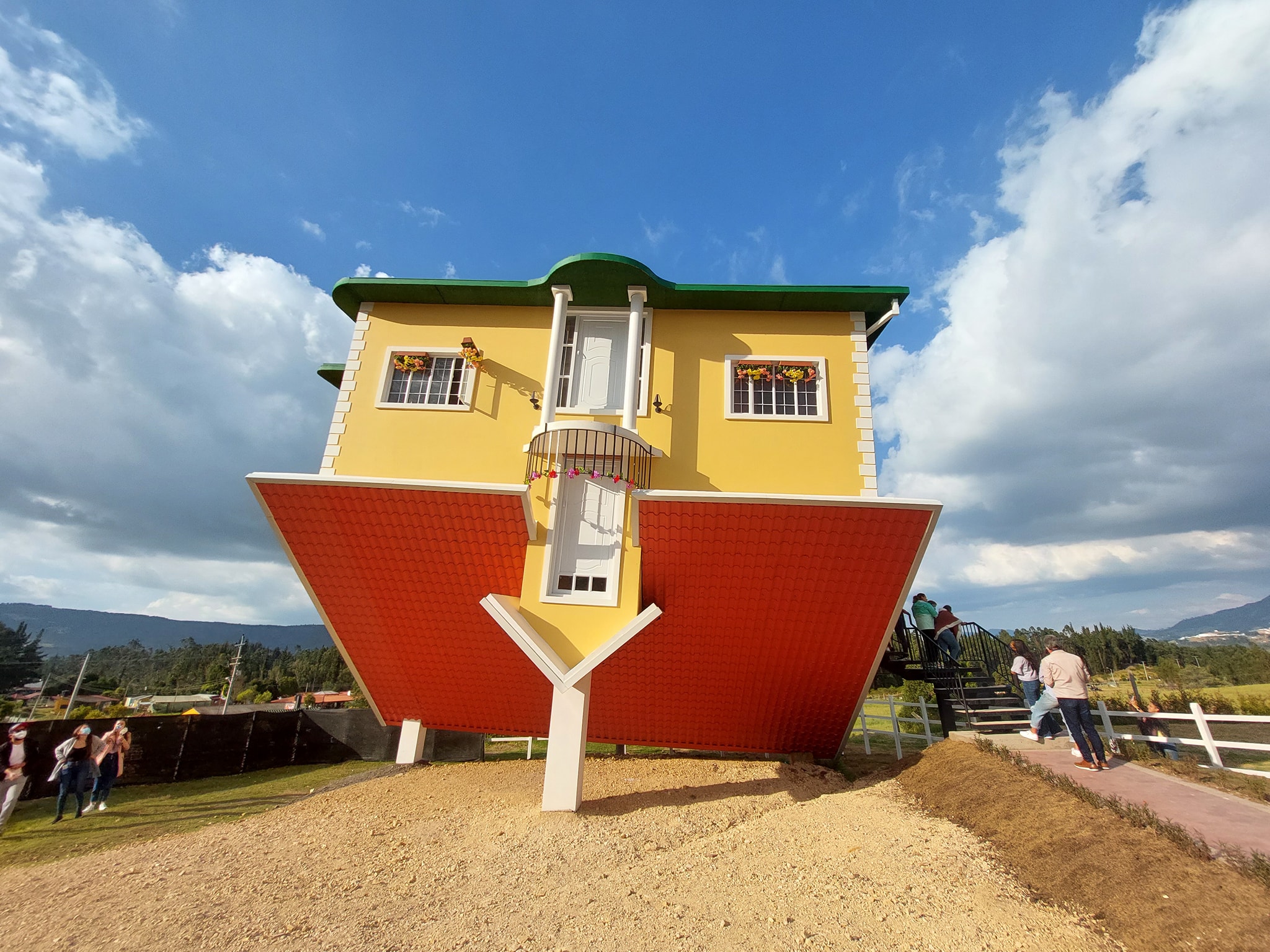 Upside down house Colombia tourism attraction Guavio