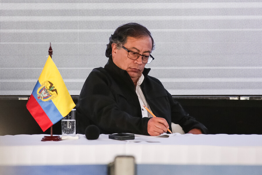 Al Oído | Petro en campaña: frenan alza de gasolina y tanquean populismo