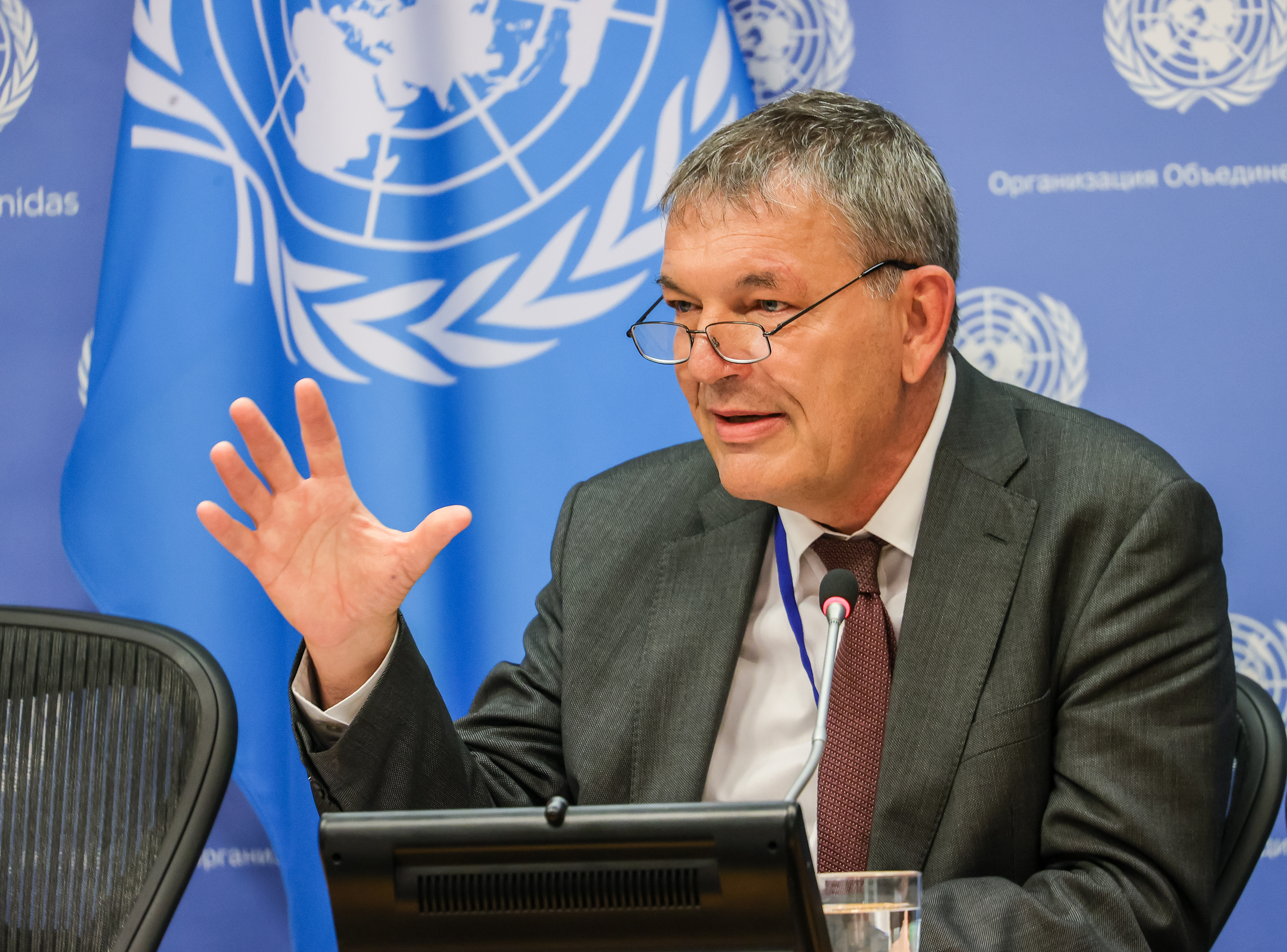 Niños que deberían soñar el futuro, huyen de la guerra: Lazzarini, comisionado de la ONU