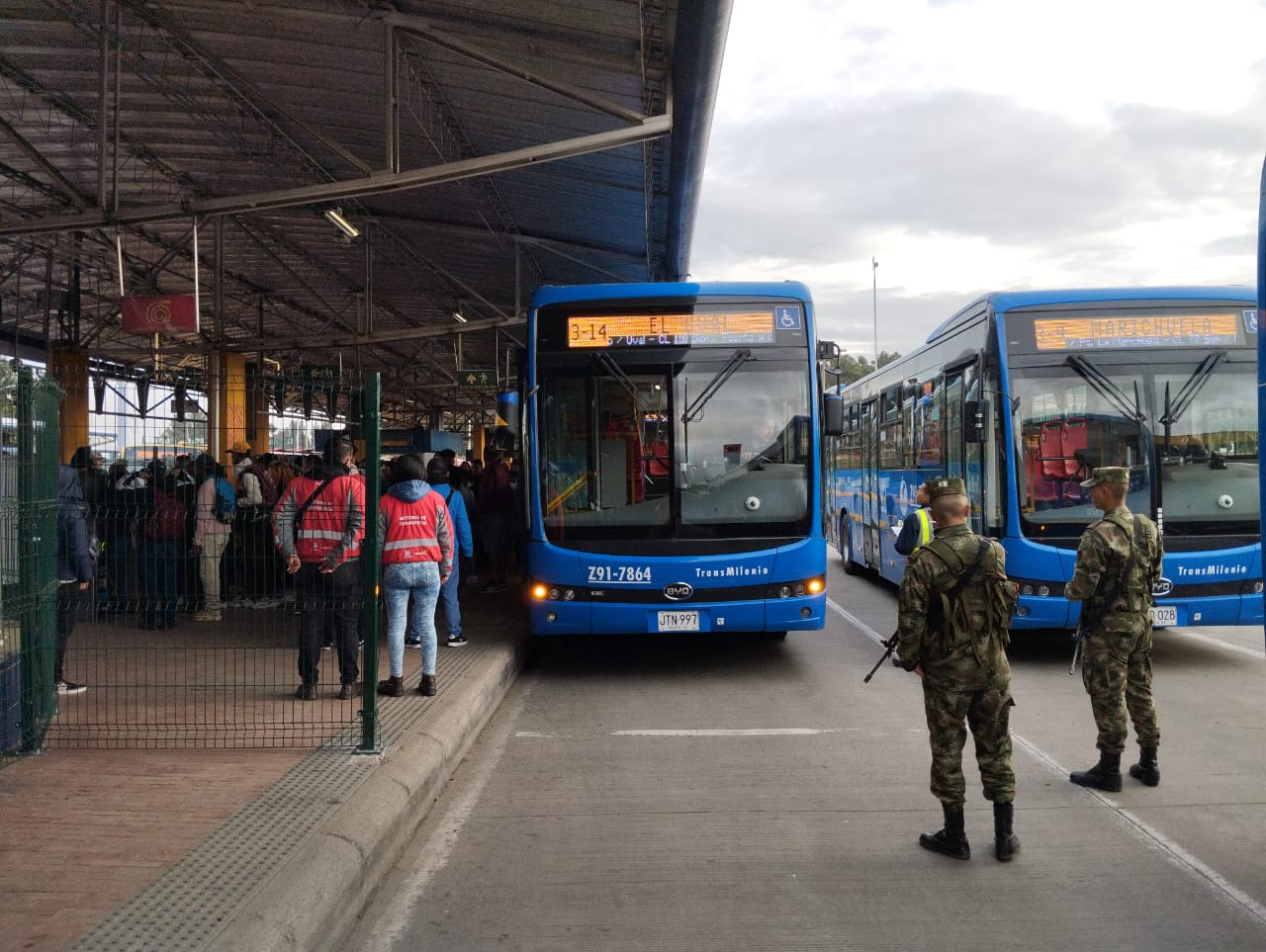 Presencia del Ejército en TransMilenio agita el debate en Bogotá