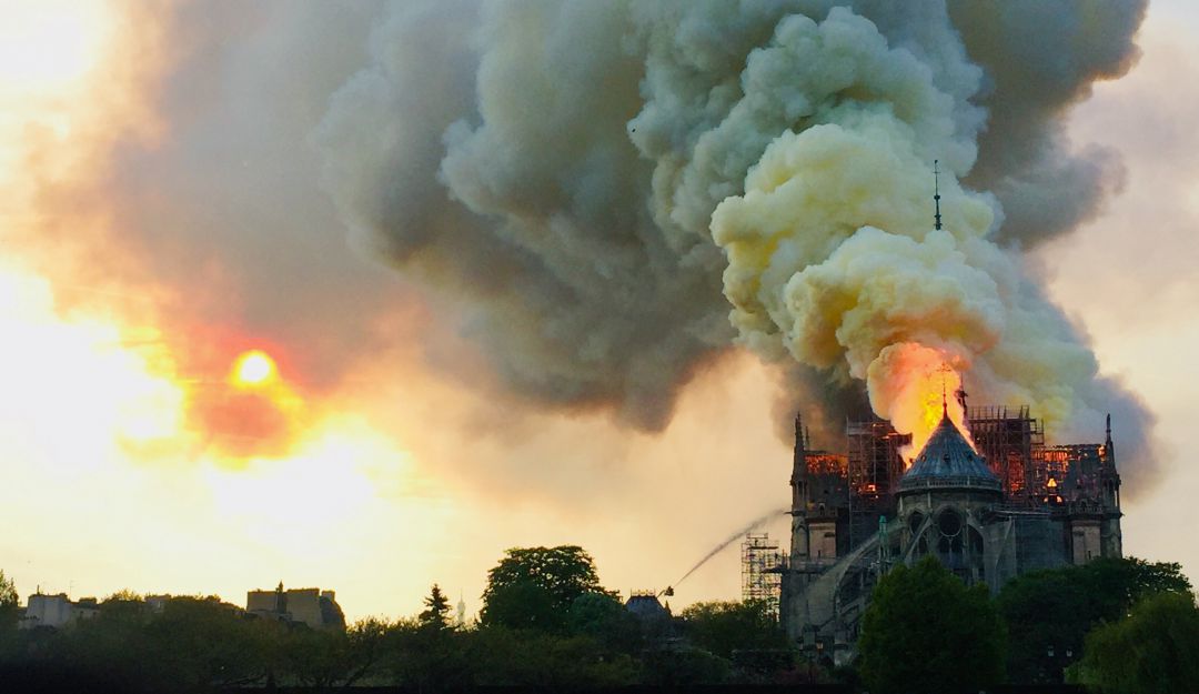 Catedral de Notre Dame Incendio en la catedral de Notre Dame en París :  Incendio en la catedral de Notre Dame en París