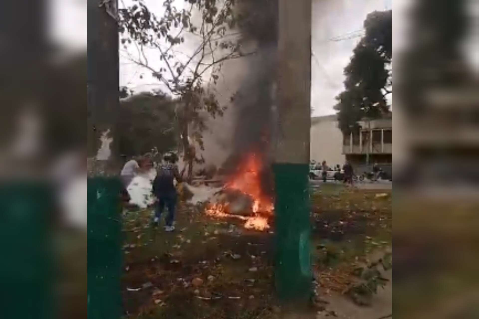 Avión pequeño se accidentó cerca del centro de Cali: una persona murió
