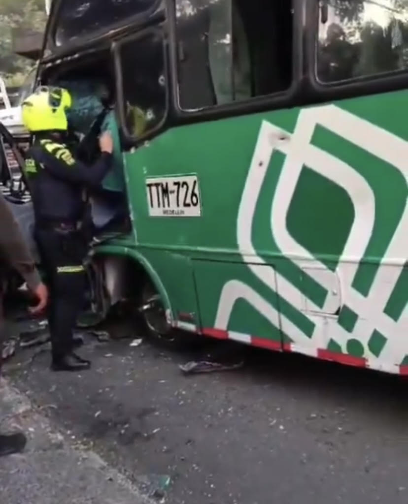 Fuga de conductor de un bus ocasionó destrozos y pánico en Medellín