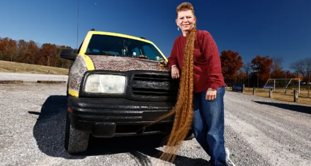 “Soy afortunada con mis genes”: enfermera tiene la coleta de cabello más largo del mundo