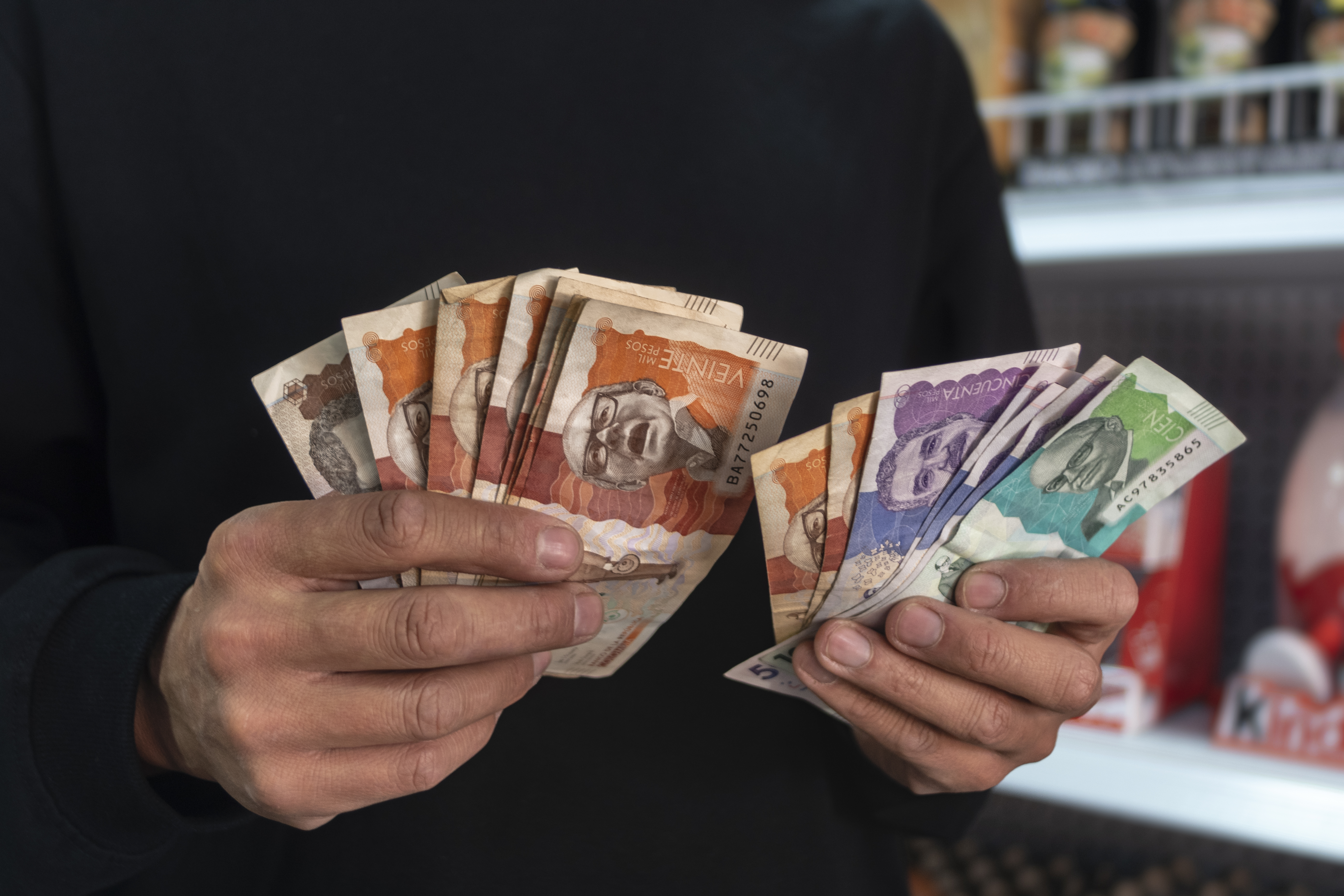 En firme decreto que entrega hasta un millón de pesos a Jóvenes en Paz