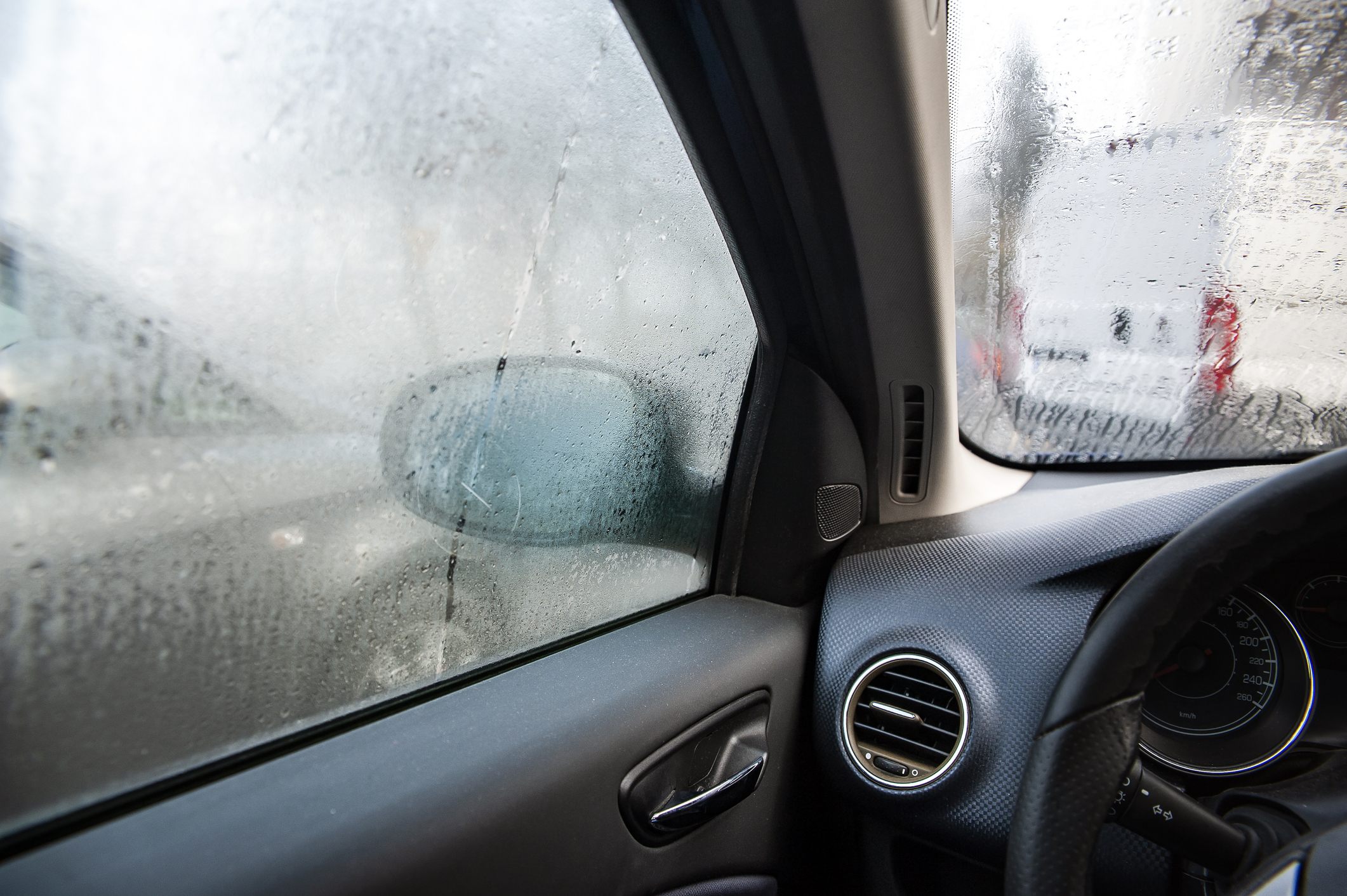 Cómo evitar que el parabrisas de tu auto se empañe?